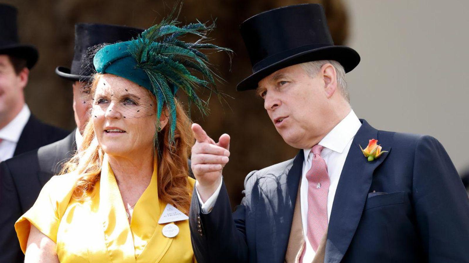 El príncipe Andrés llevó una flor a juego con el vestido de su ex mujer.