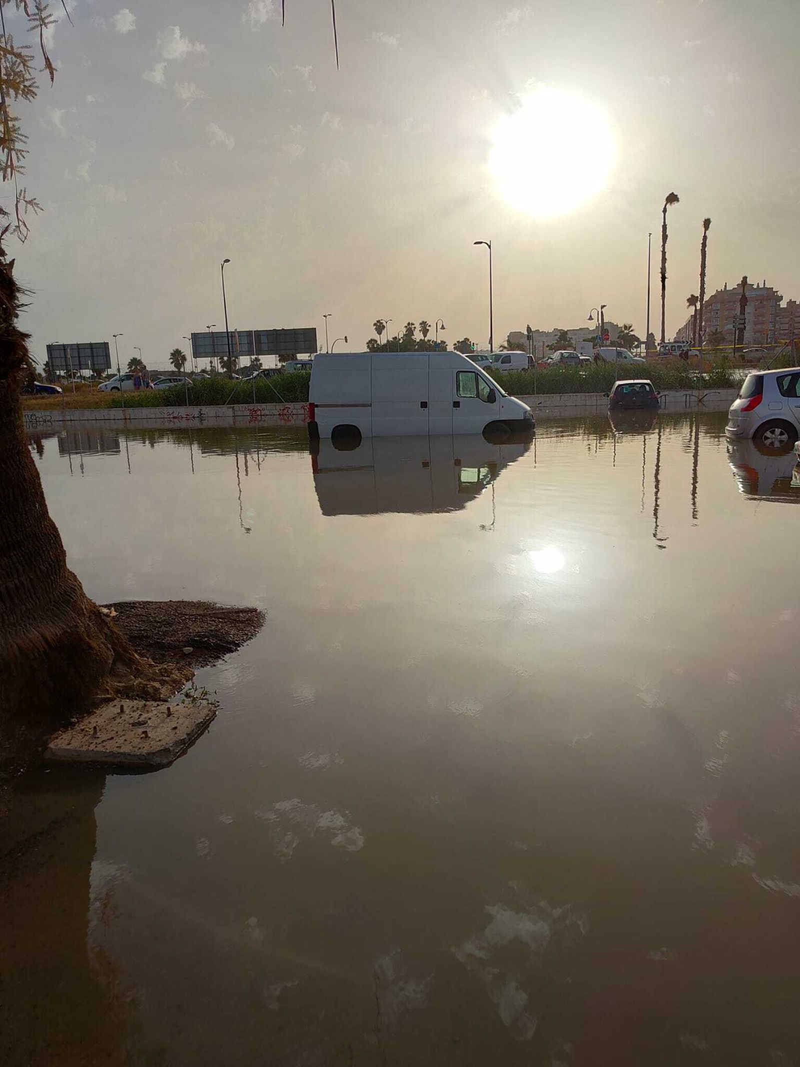 La avería en una tubería anega Sacaba de aguas fecales