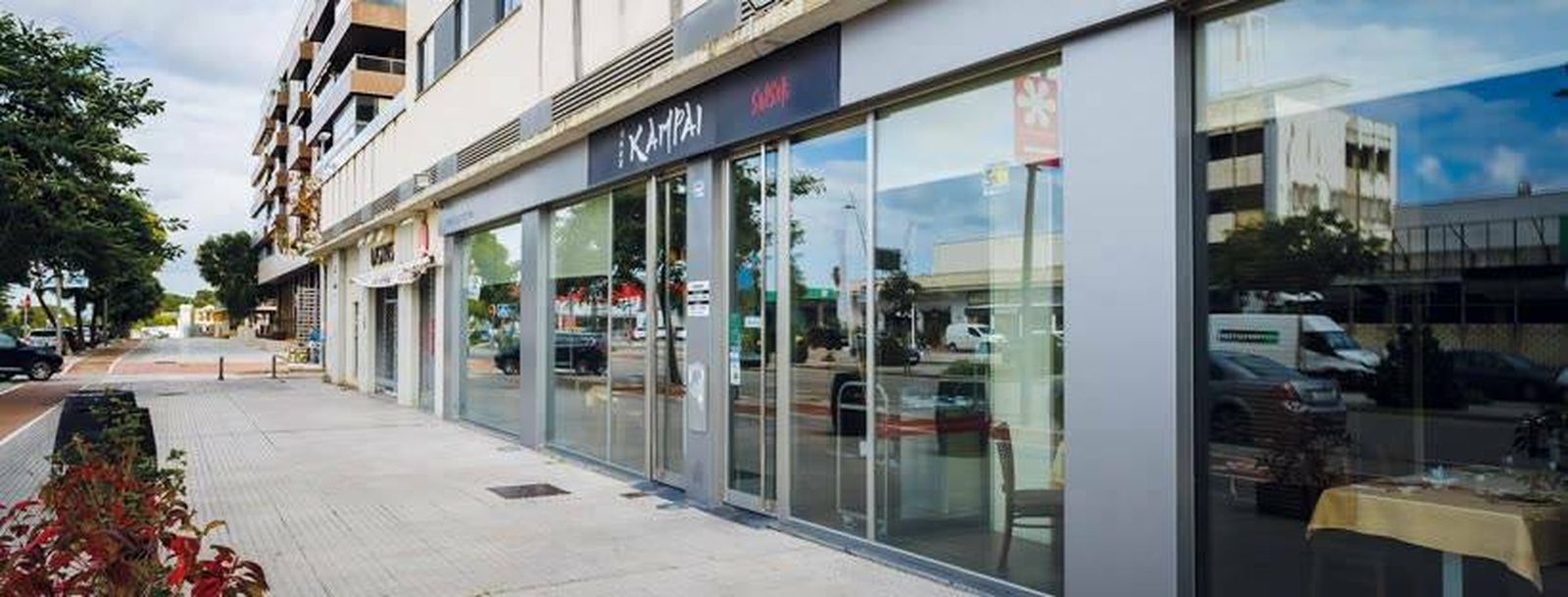 Fachada del restaurante asiático Kampai, en la avenida Tío Pepe.