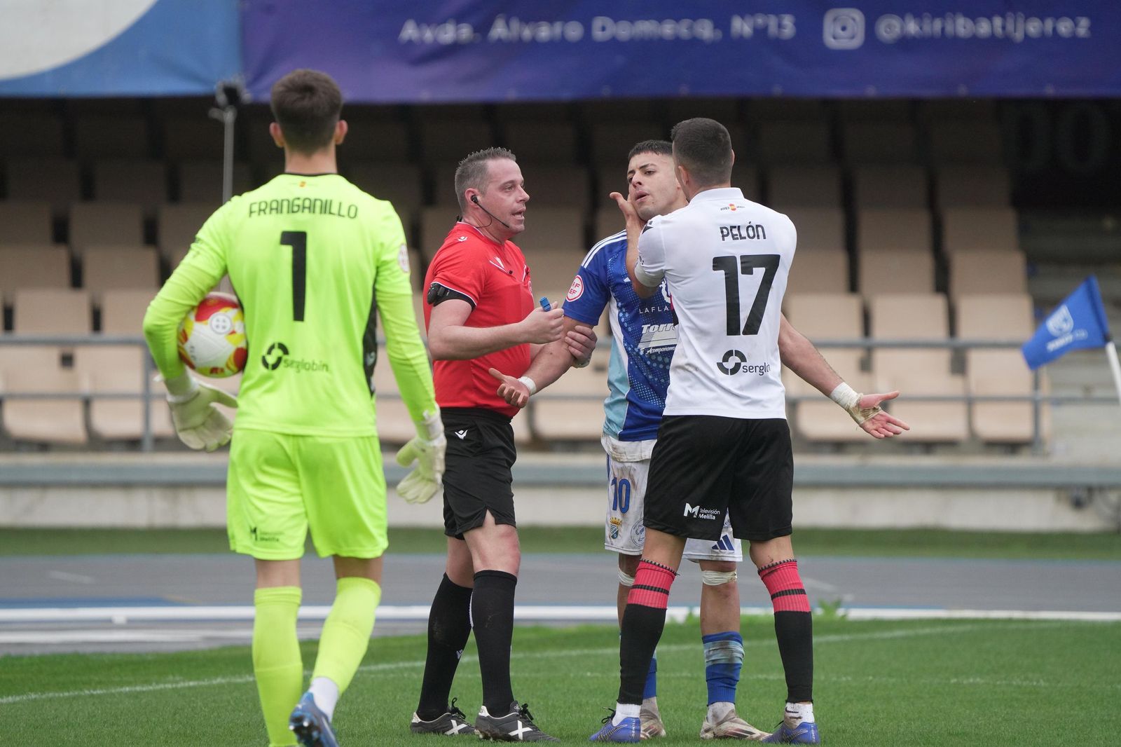 Charaf reclamó penalti de Pelón, pero el colegiado no lo consideró punible.