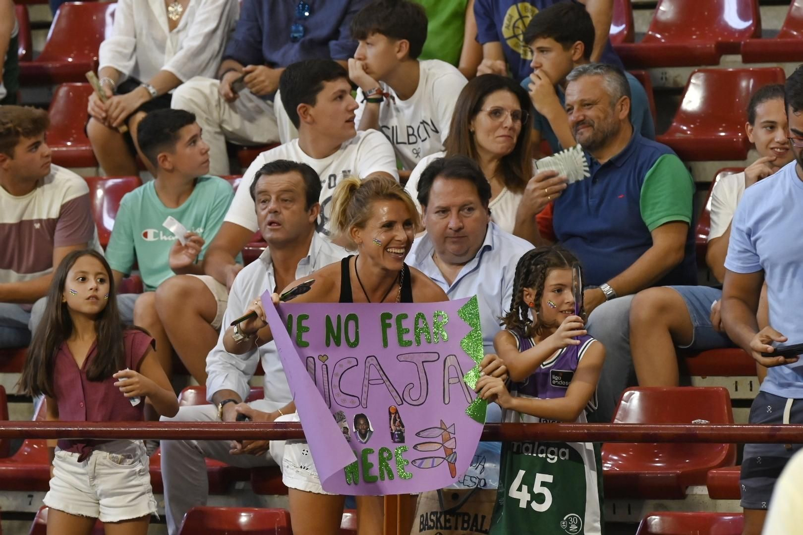 Las mejores fotos del ambiente en Vista Alegre para el Covirán Granada - Unicaja Málaga