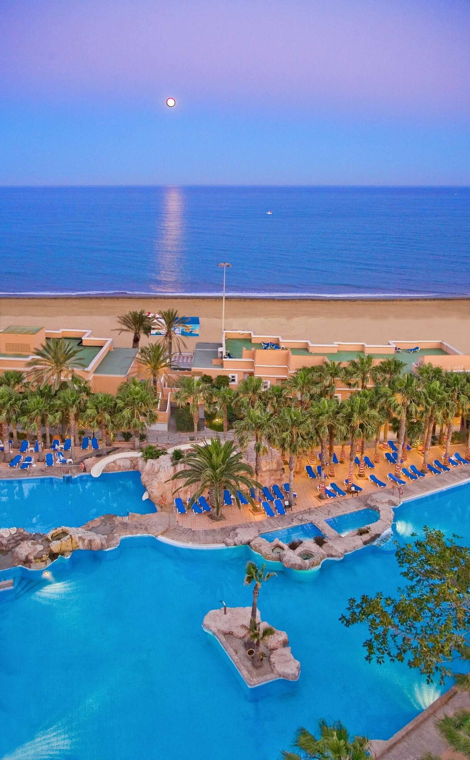 Espectacular imagen de las piscinas del Hotel Playa Capricho, con la playa de Roquetas de fondo.