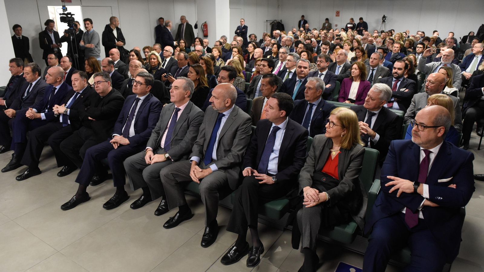 El salón repleto de público en el acto de presentación en la Caja Rural.