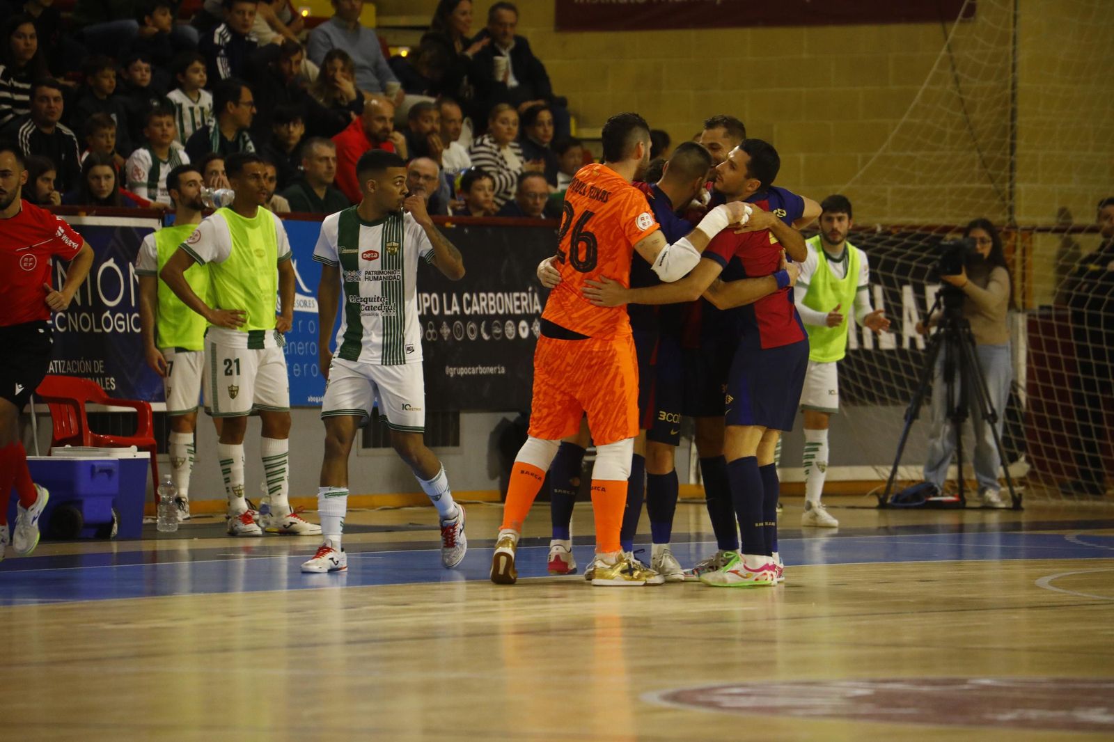 Las mejores fotos del ambiente en Vista Alegre para el Córdoba Futsal - Barça