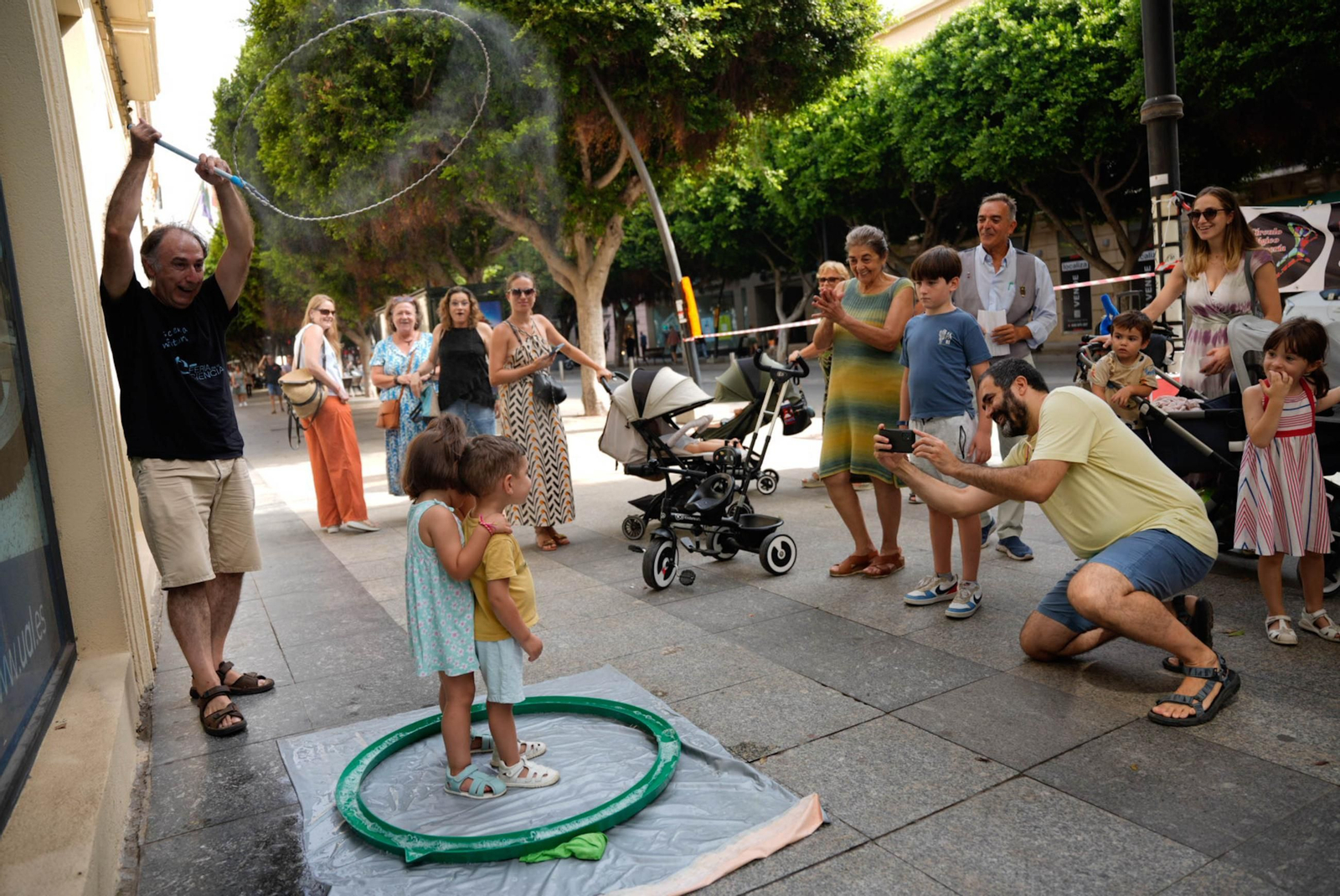 Las mejores imágenes del espectáculo de magia en la calle de la Feria de Almería