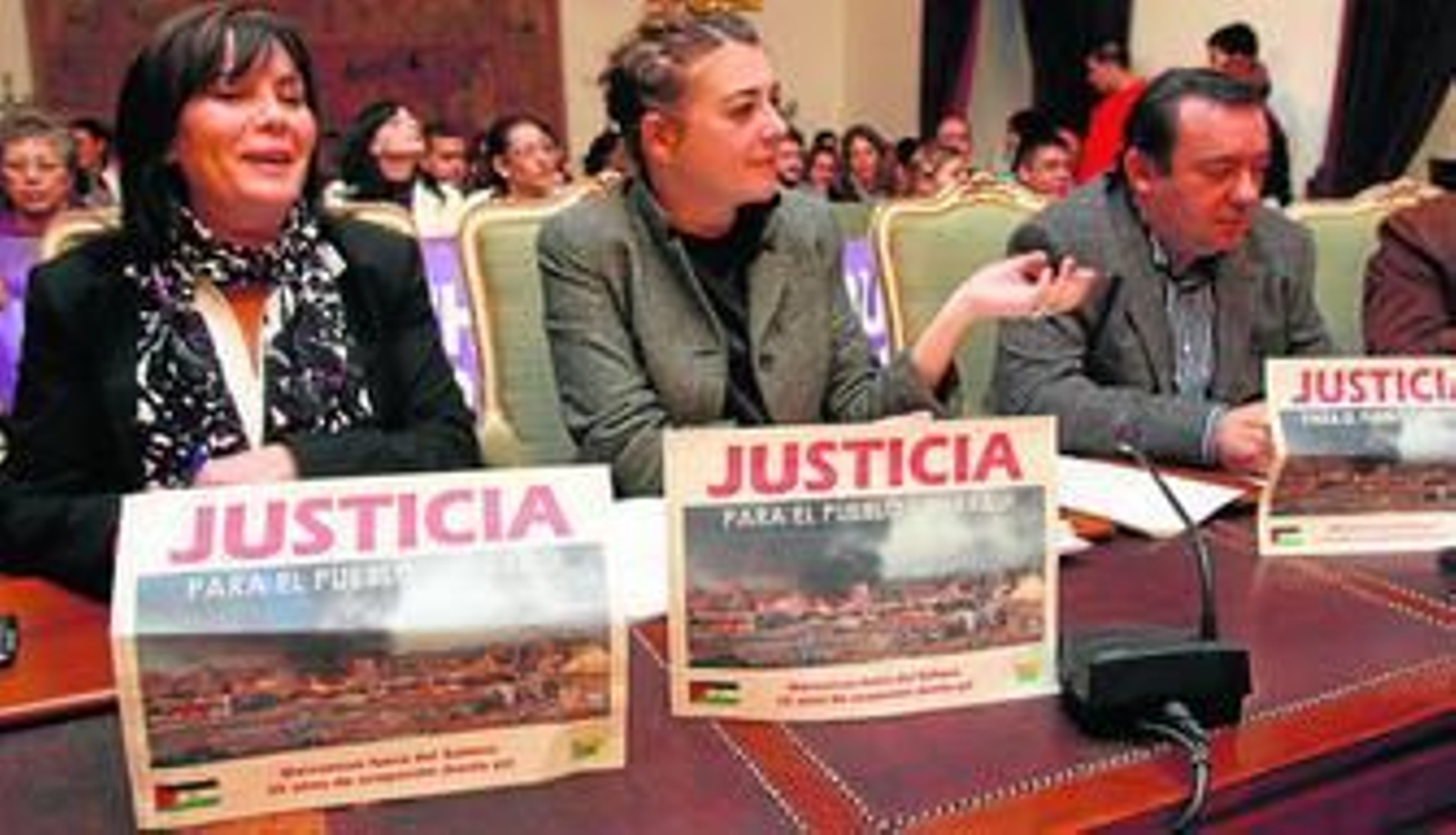 Algunos de los diputados provinciales de IU exhiben su apoyo al pueblo saharaui. Algunos de los diputados provinciales de IU exhiben su apoyo al pueblo saharaui.