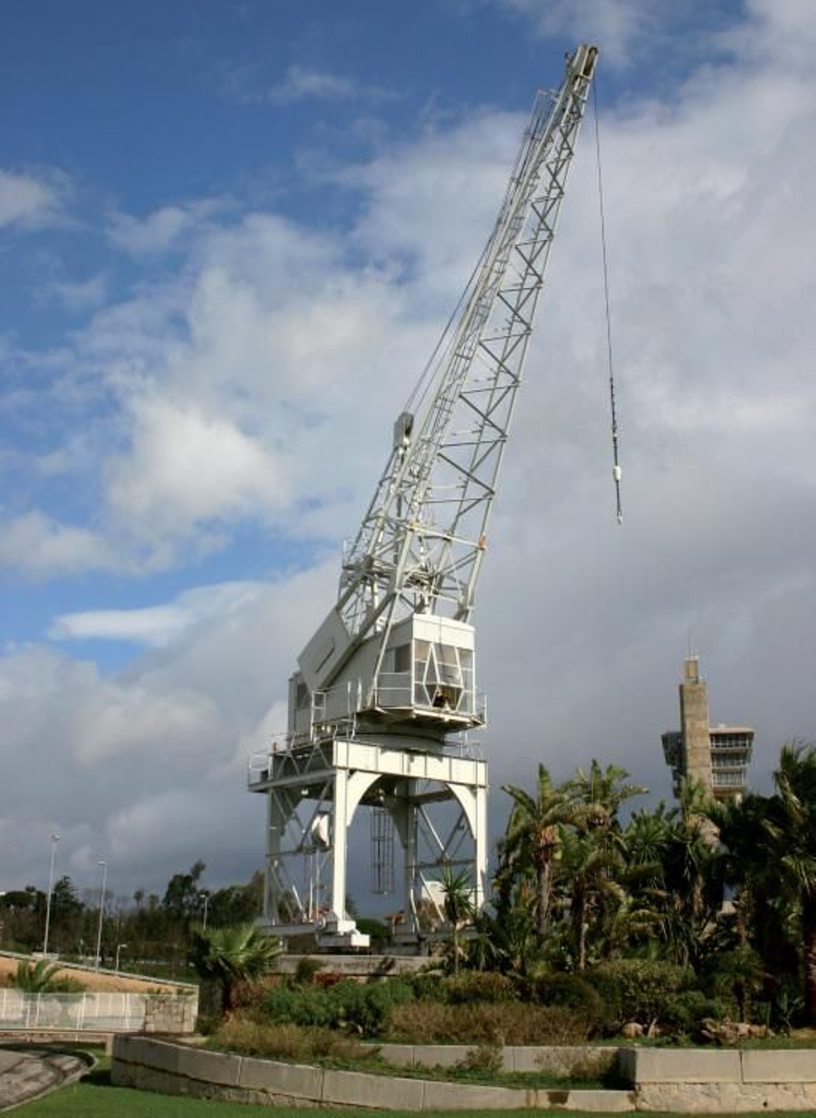 La primera grúa eléctrica, procedente de Motril, que operó en el puerto de Algeciras, fuera de servicio, colocada en una isleta del Acceso Sur al Puerto desde el año 1998.