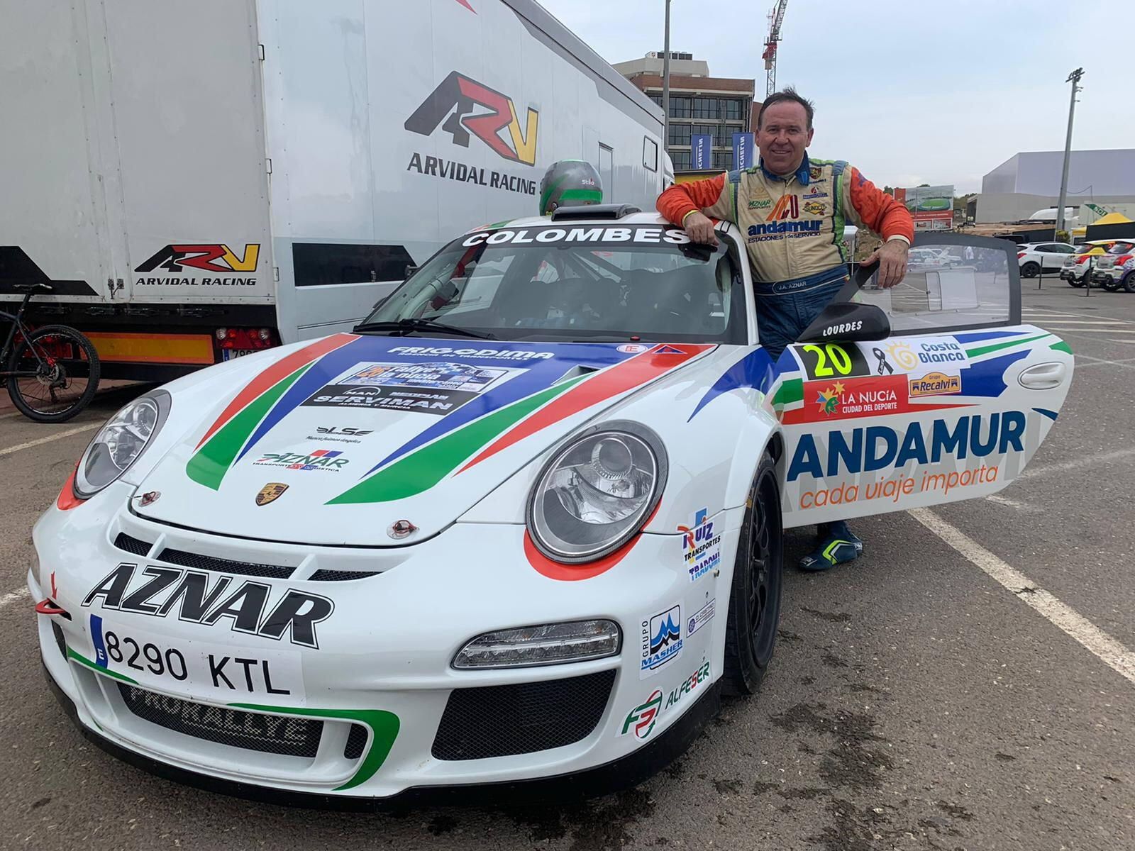 José Antonio Aznar junto a su Porsche