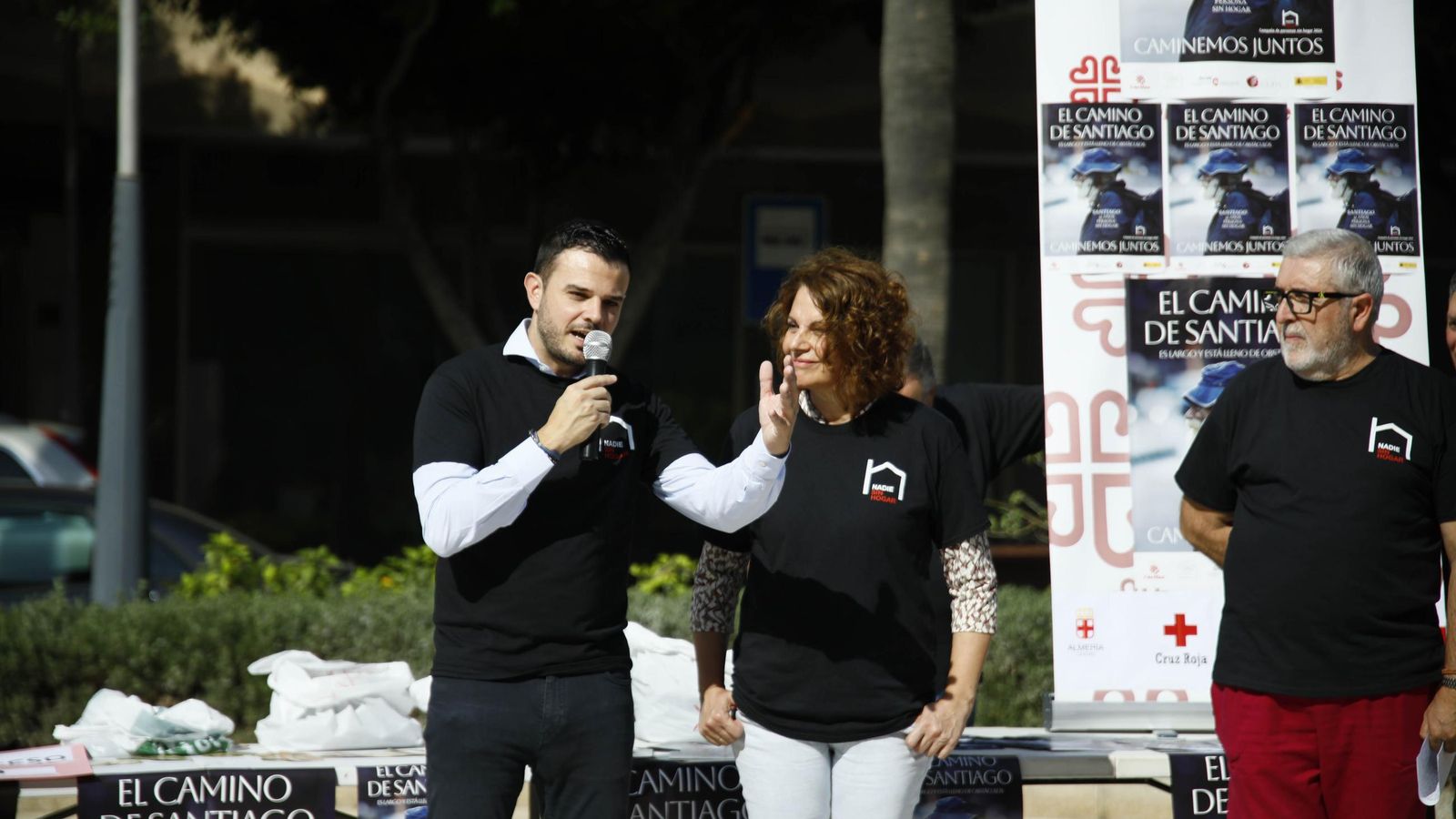 La directora de Cáritas Almería, María del Carmen Torres, y el concejal Ócar Bleda en su intervención.