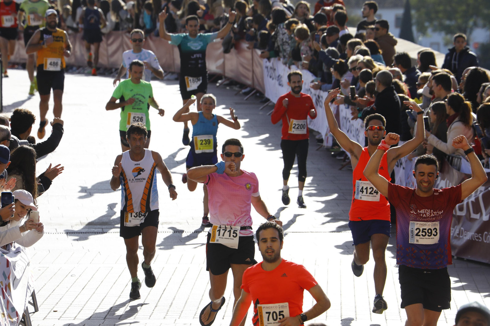 La gloria de cruzar la Puerta del Puente: imágenes de la meta de la 36 Media Maratón de Córdoba