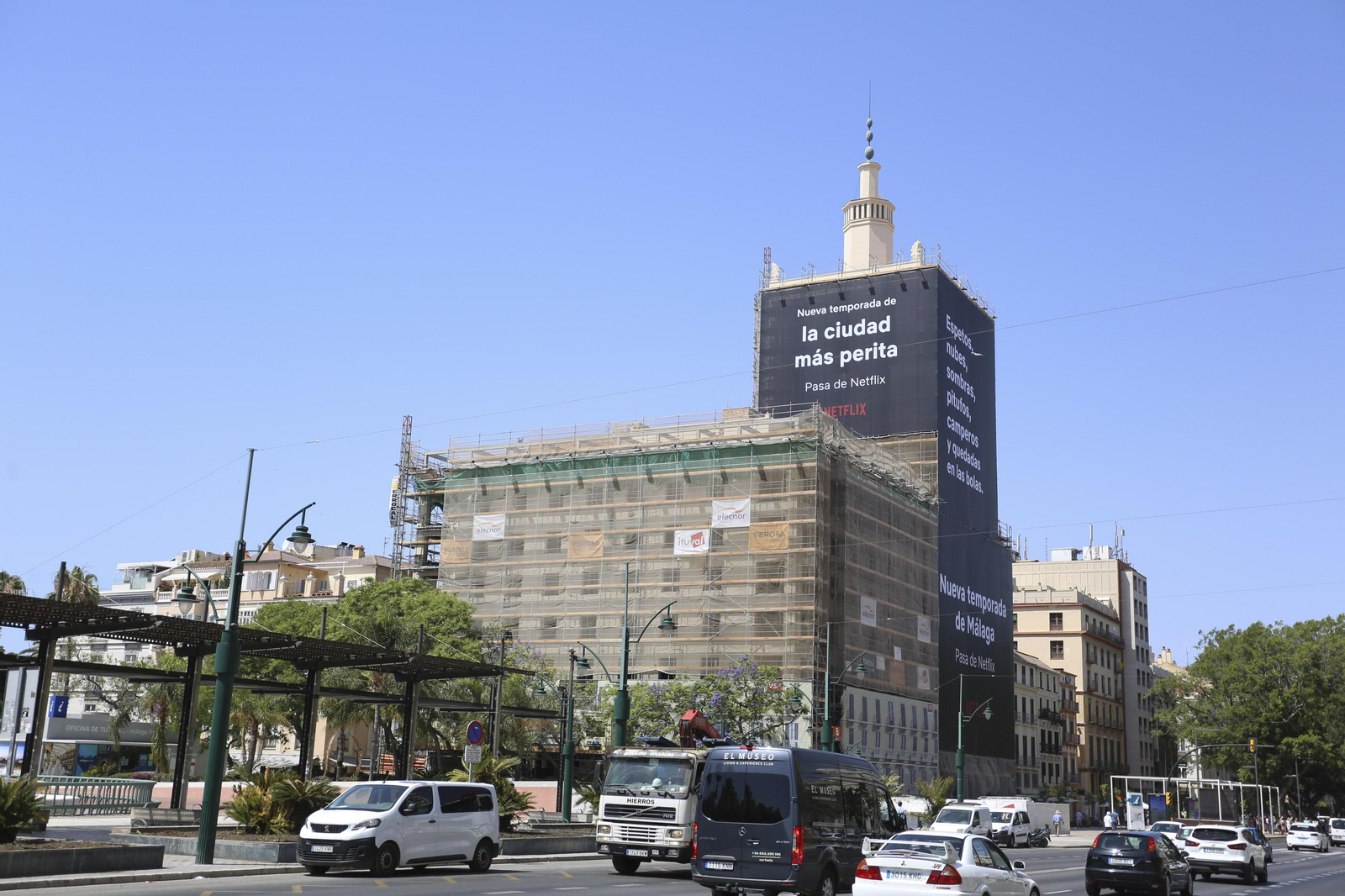 Las fotos de La Equitativa de Málaga, 'vestida' con Netflix