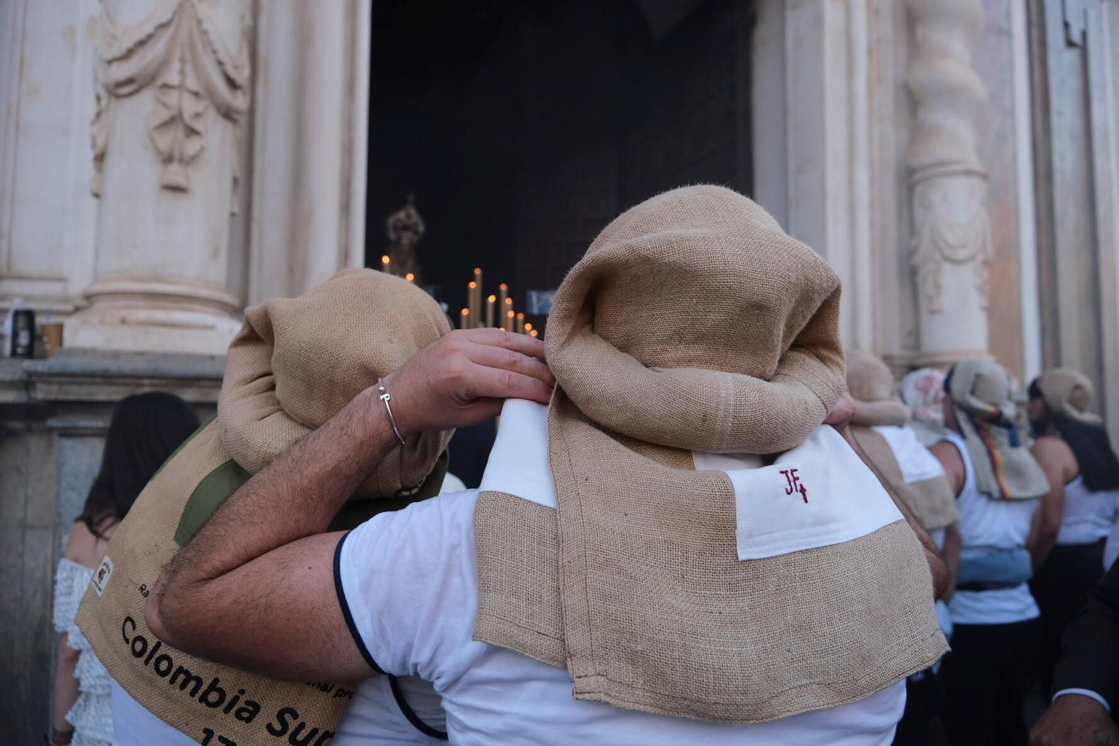 La procesión extraordinaria de la Quinta Angustia en Córdoba, en imágenes