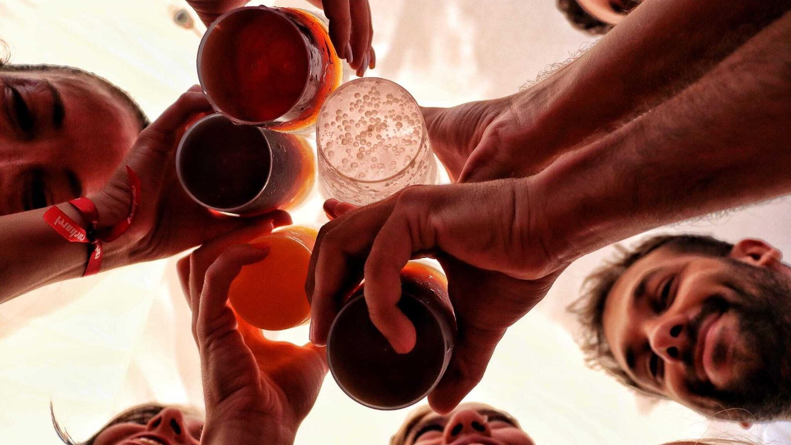 Un grupo de jóvenes entregado al disfrute.