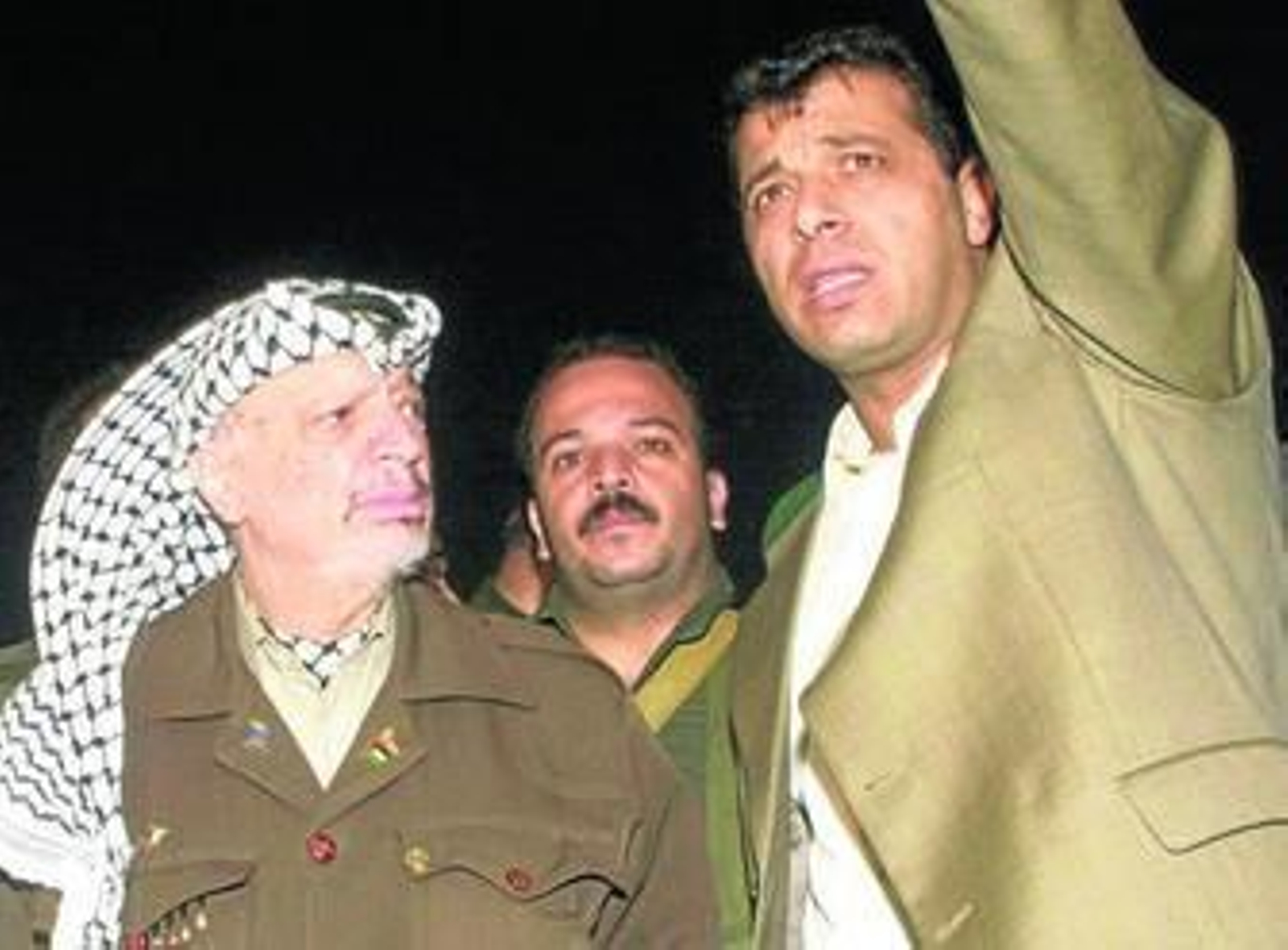 Arafat escucha las explicaciones de Dahlan tras un ataque israelí sobre la Franja de Gaza.