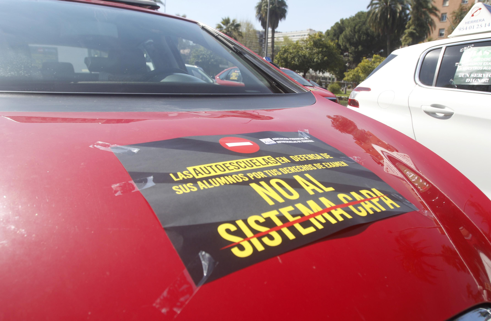 Así ha sido la protesta de las autoescuelas de Córdoba por la implantación del sistema CAPA Así ha sido la protesta de las autoescuelas de Córdoba por la implantación del sistema CAPA
