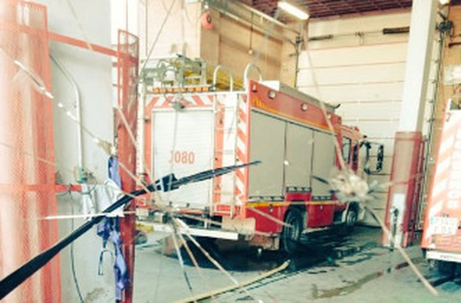 La luna de uno de los camiones, rota.