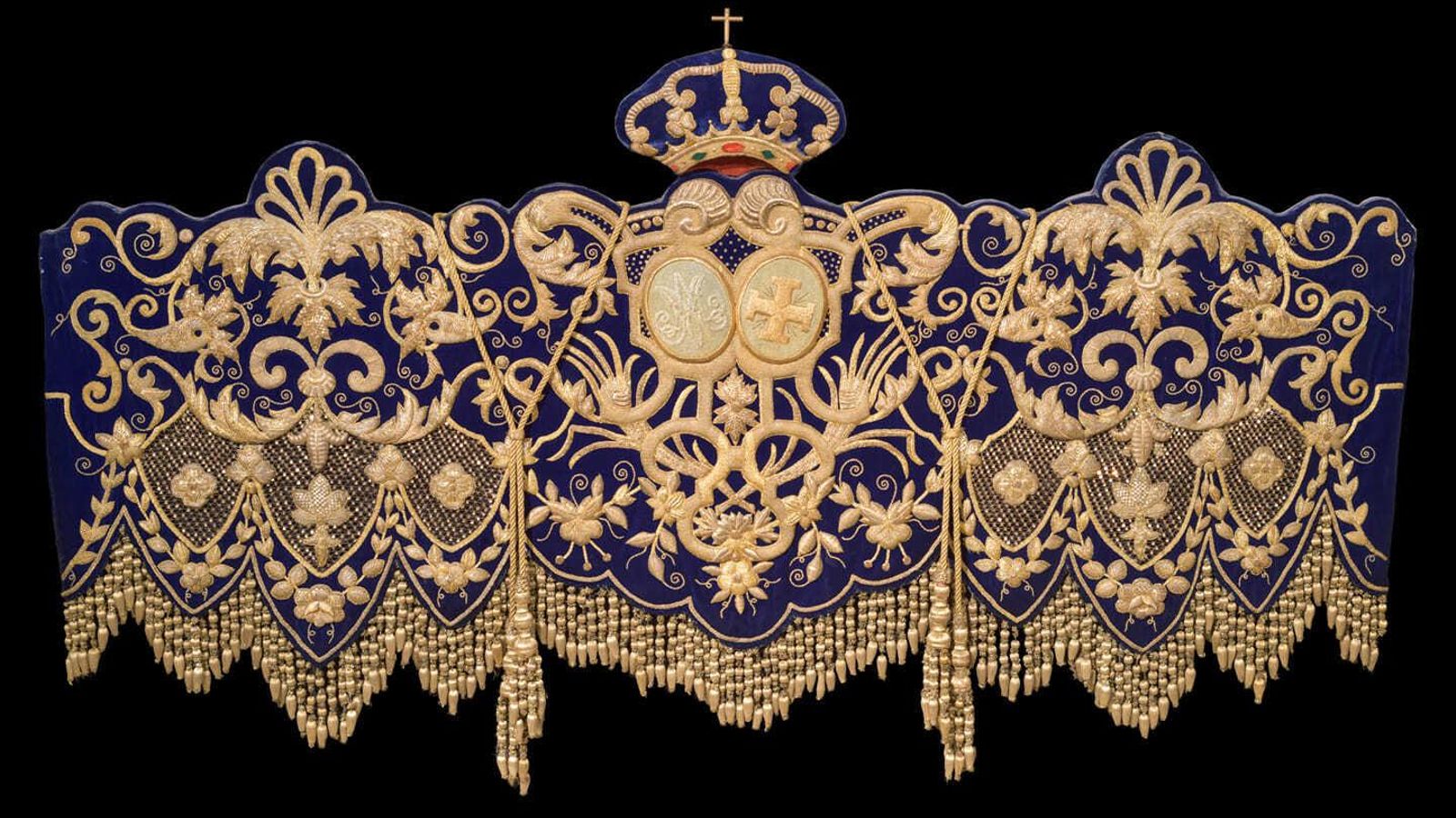 La caída delantera del antiguo palio de la Virgen de los Ángeles de los Negritos.