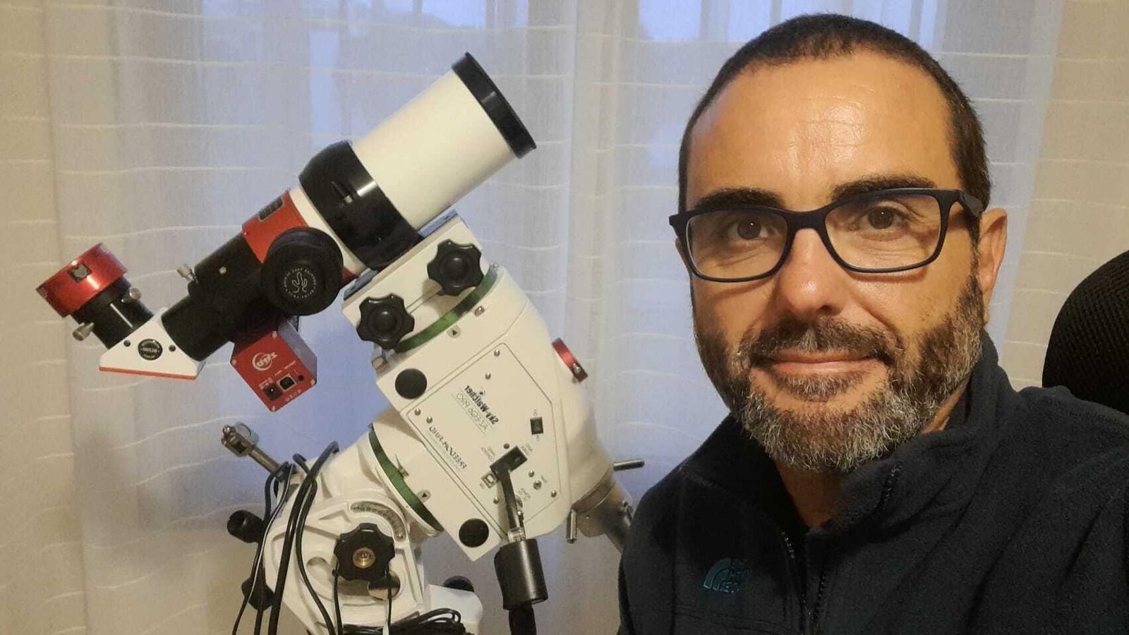 Jesús Arceiz, con su equipo para la astrofotografía