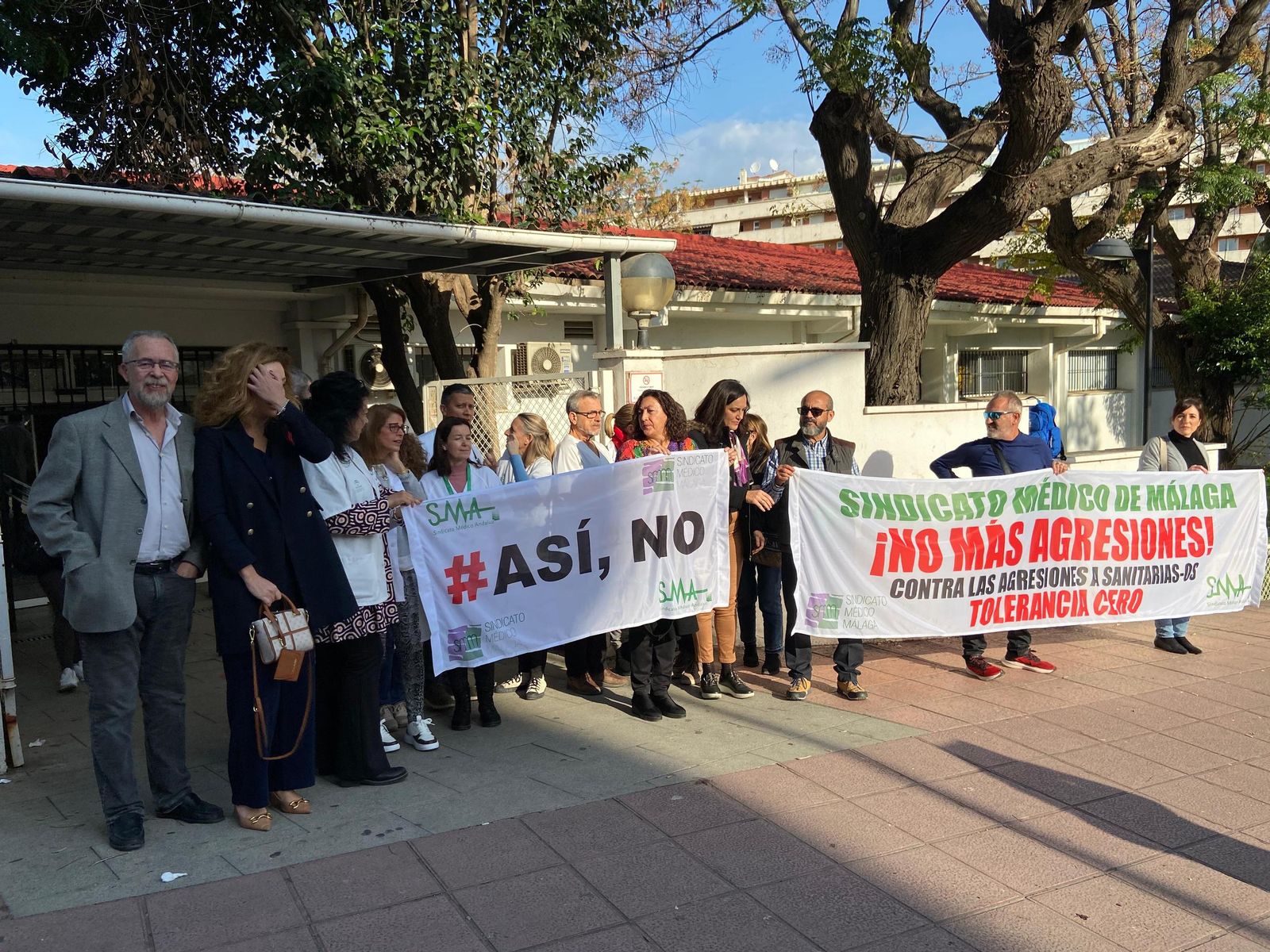 Profesionales sanitarios en la entrada del centro de salud de Estepona donde ocurrió la agresión.