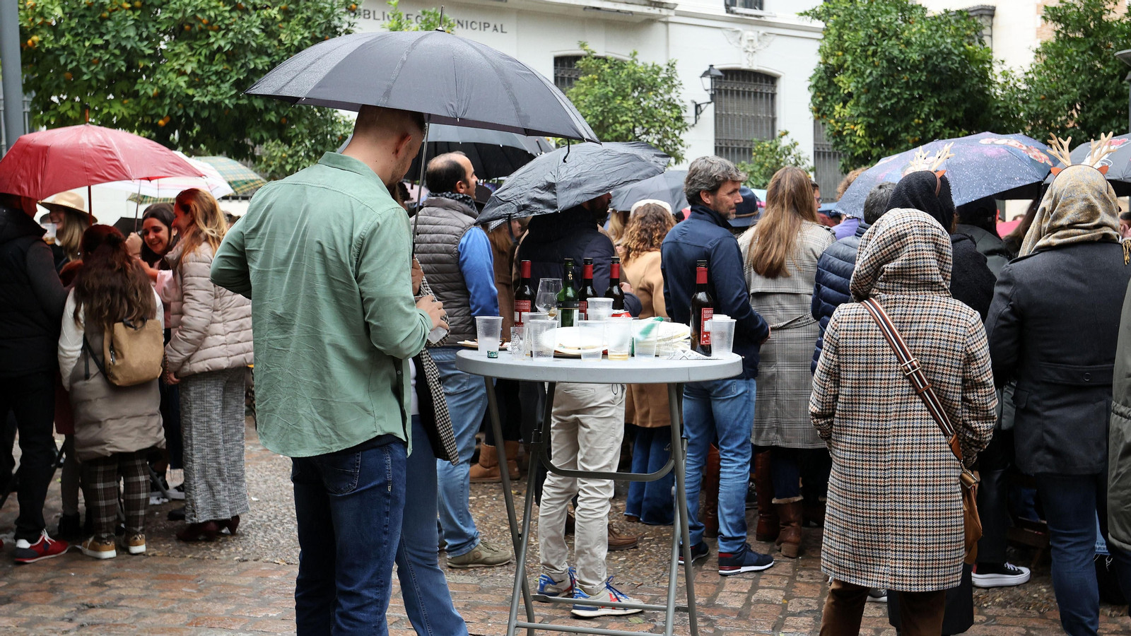 Ambiente de fiesta pasado por agua en las zambombas de Jerez