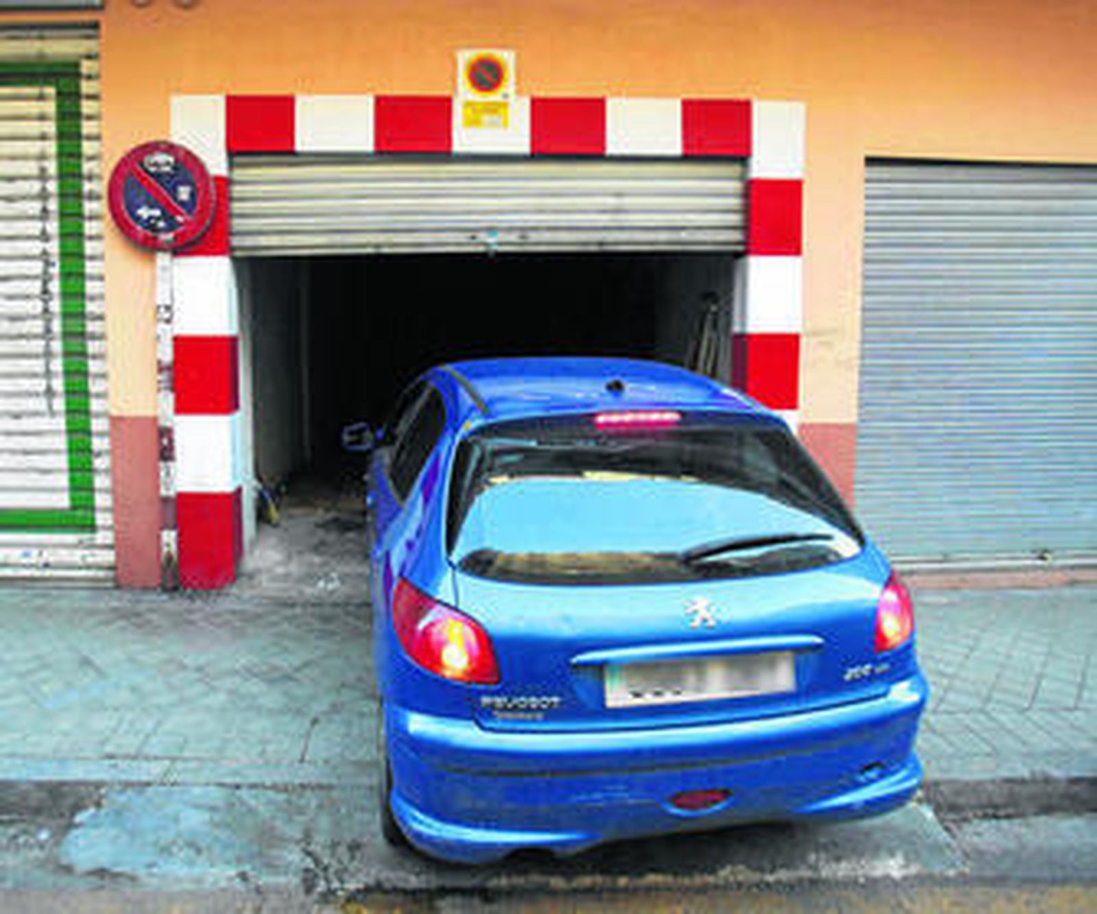 Sólo están obligados a pagar tasas los propietarios de cocheras a las que se accede por aceras.