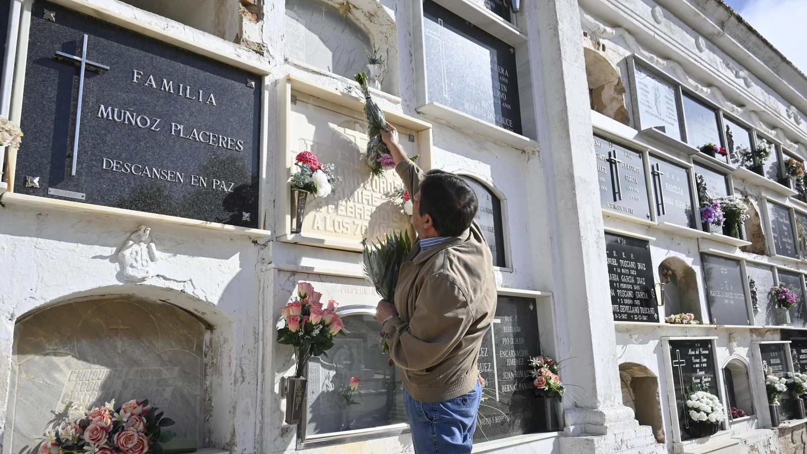 Juan Antonio lleva cada año flores a sus abuelos Luciano y Juan, que nunca conoció.