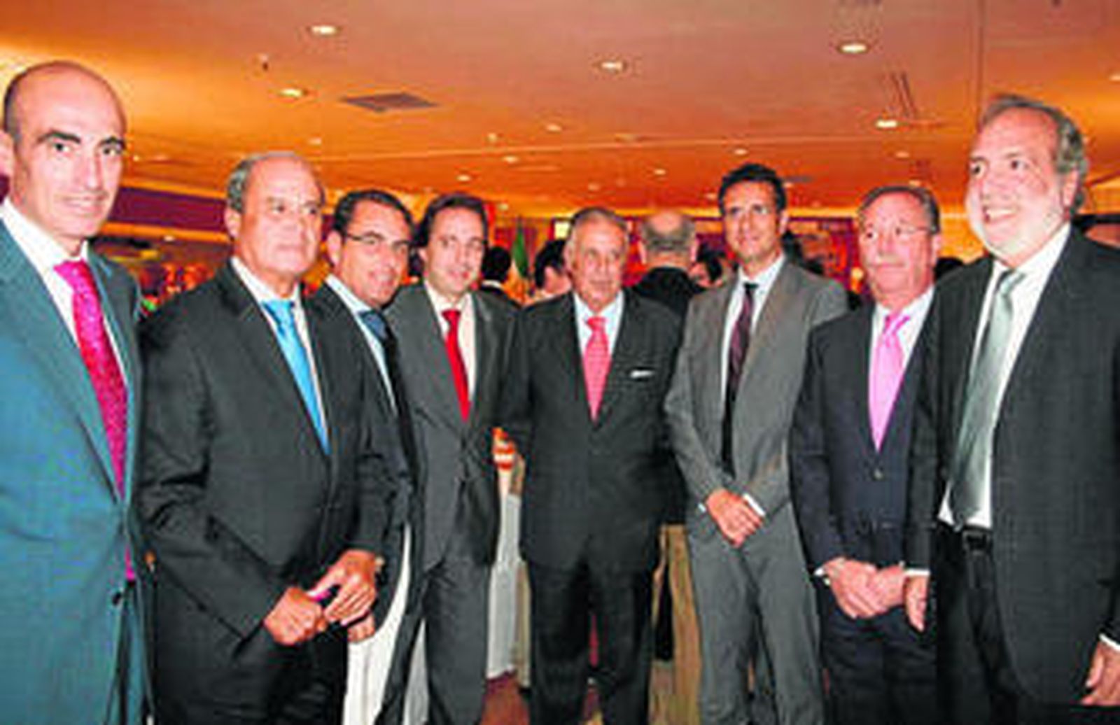 Fernando Pérez Lozano, Antonio Ponce, Ángel Sánchez, Manuel Remesal, Enrique Pérez Villegas, Javier Chaparro, Andrés Fuentes y Manuel Bago, momentos previos a la entrega de los premios taurinos El Cabezo.