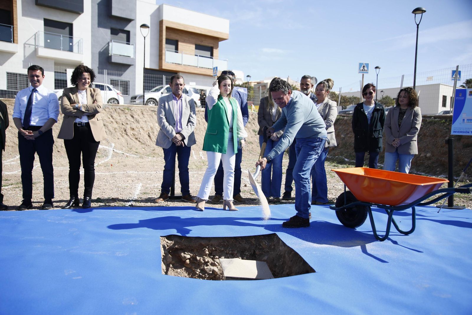 Las imágenes de la primera piedra del Centro de mayores en Balanegra