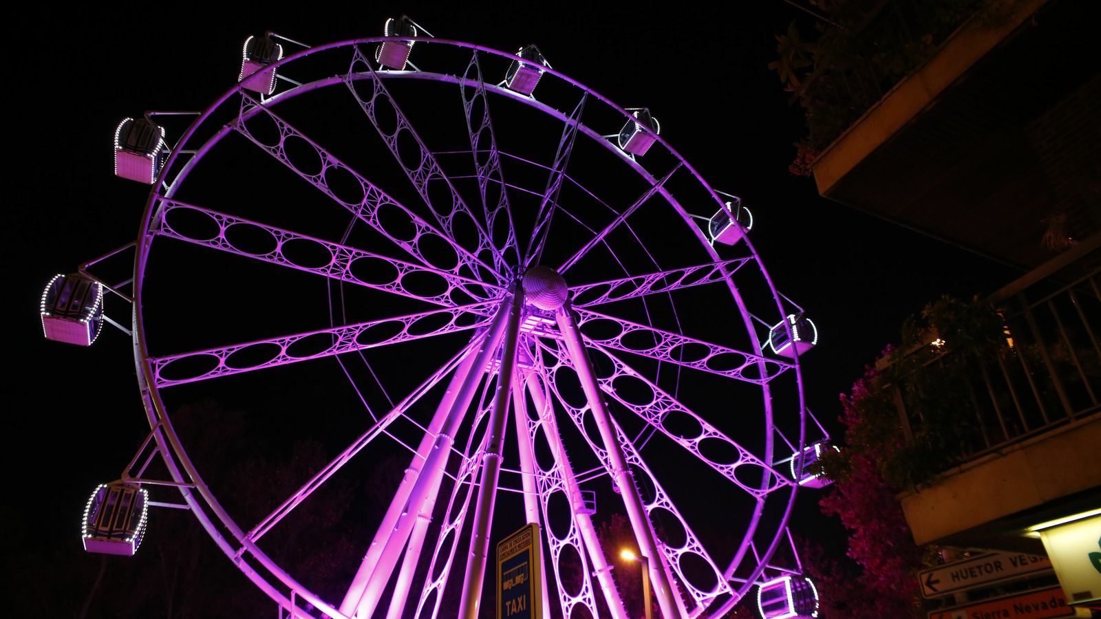 La noria gigante instalada en el Paseo del Salón de Granada