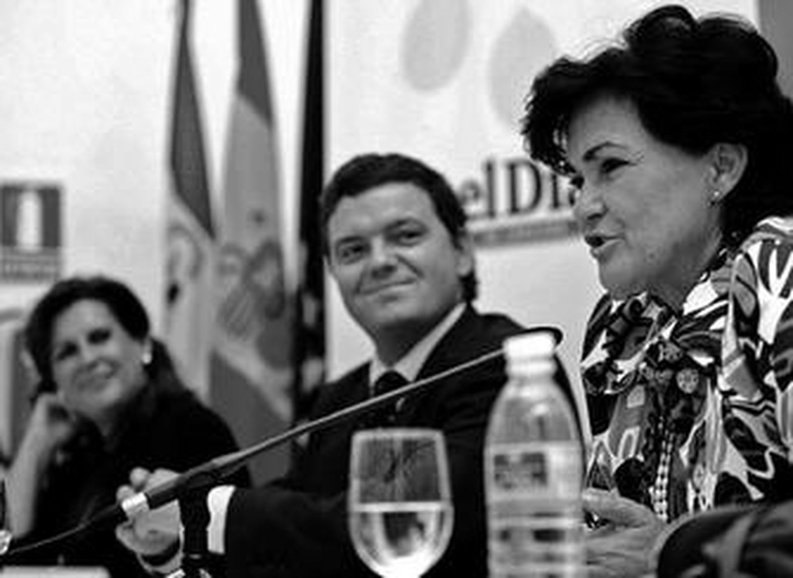 La consejera, Rosa Torres, y el director de 'El Día', Luis Pérez-Bustamante, escuchan a Carmen Calvo.