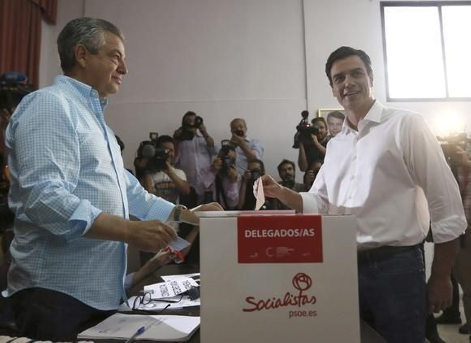 Los candidatos depositan su voto con optimismo y llamando a la participación