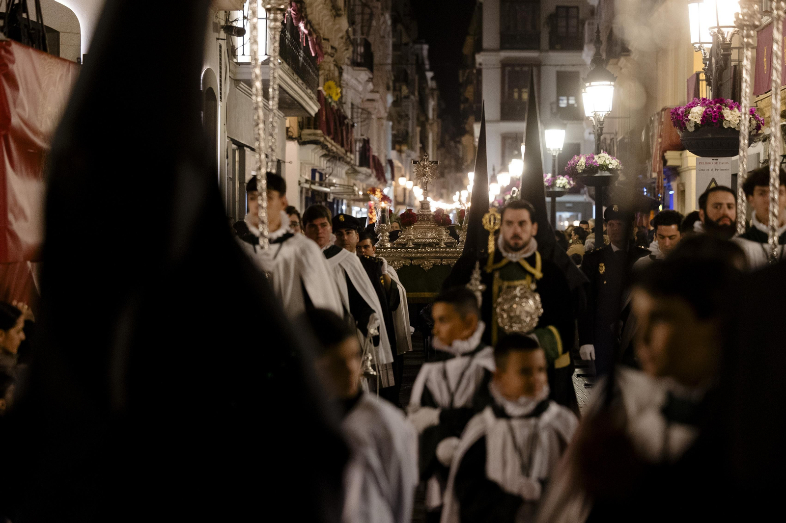 Las imágenes de la cofradía de Veracruz este Lunes Santo en la Semana Santa de Cádiz de 2024