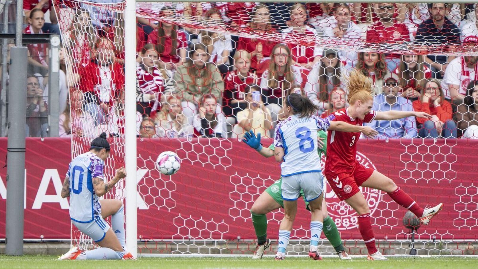 Gol de Jenni Hermoso en el encuentro frente a Dinamarca