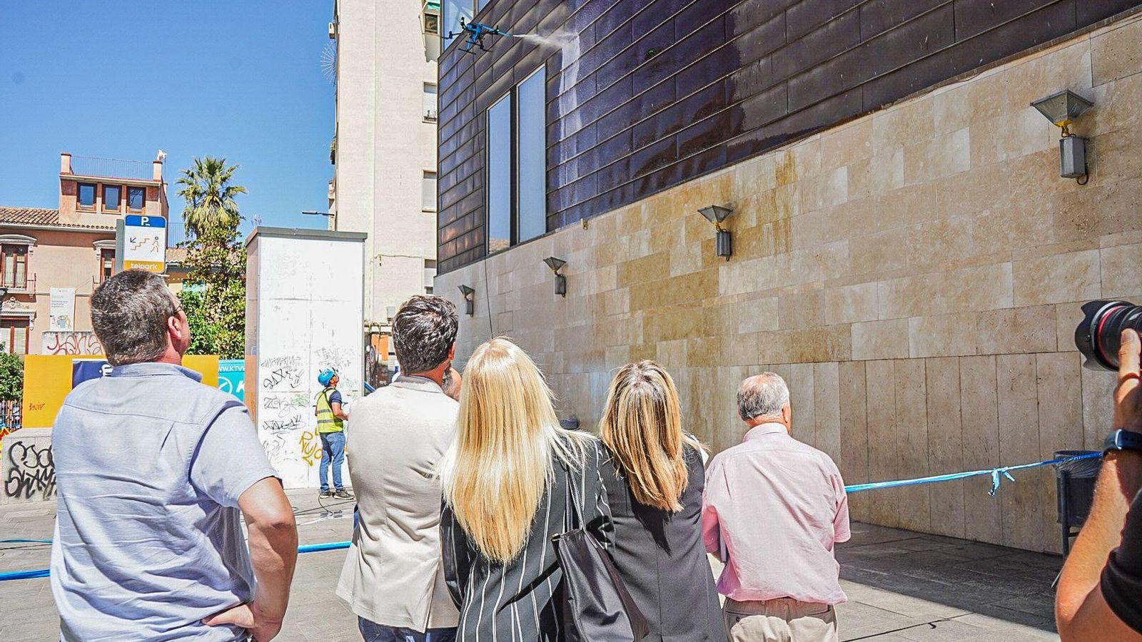 La alcaldesa ha conocido este miércoles los trabajos de limpieza con el nuevo dispositivo. La alcaldesa ha conocido este miércoles los trabajos de limpieza con el nuevo dispositivo.