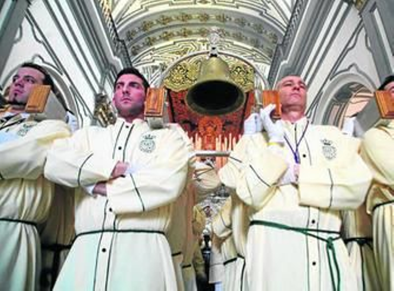 Hombres de trono, en la salida de la Virgen de Lágrimas y Fávores.