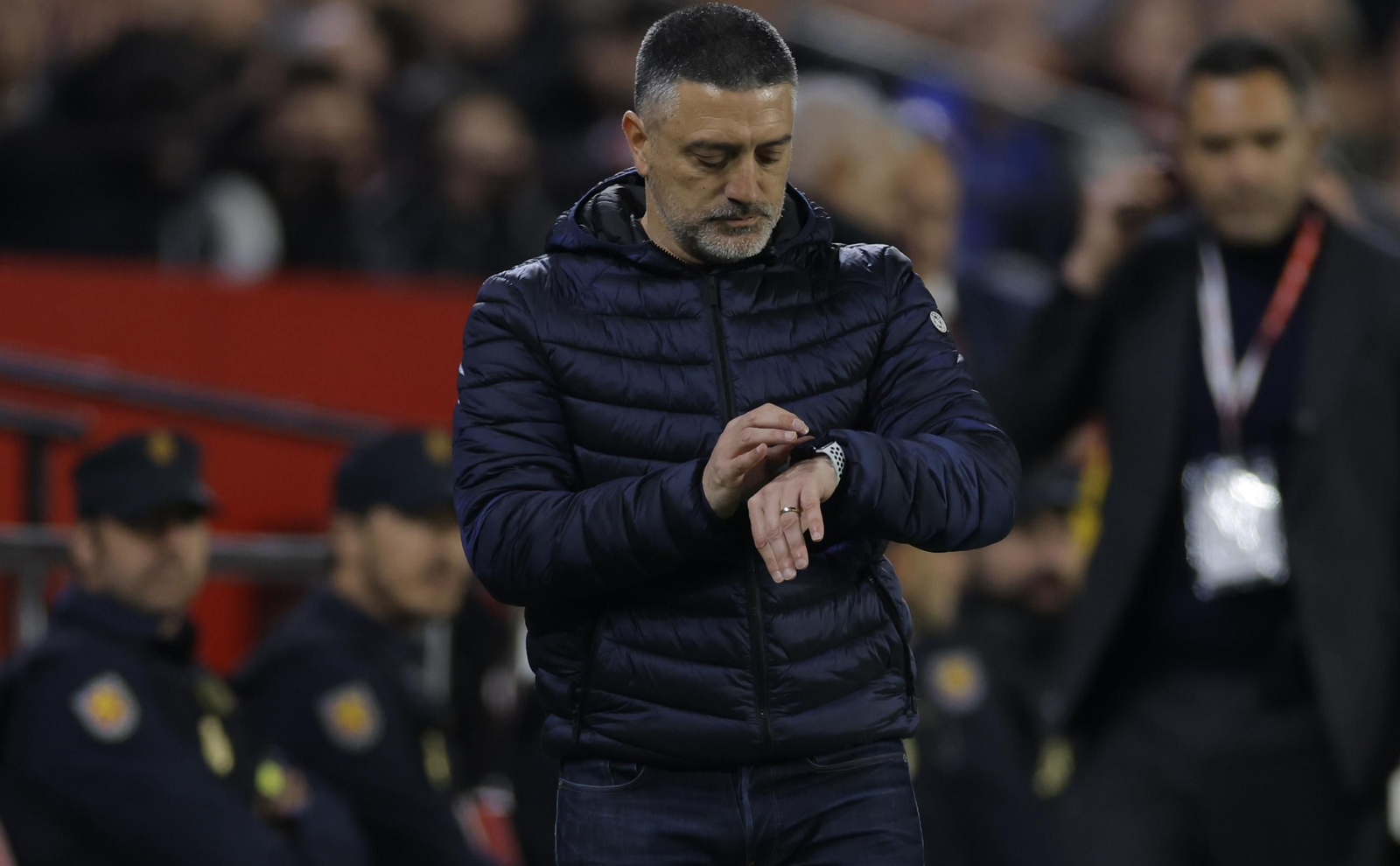 García Pimienta mira el reloj.