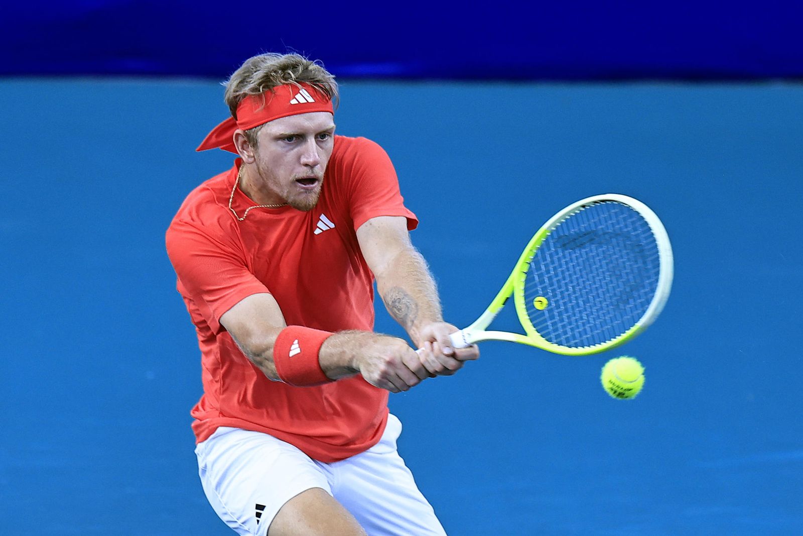 Davidovich salva cuatro bolas de partido y avanza en Acapulco