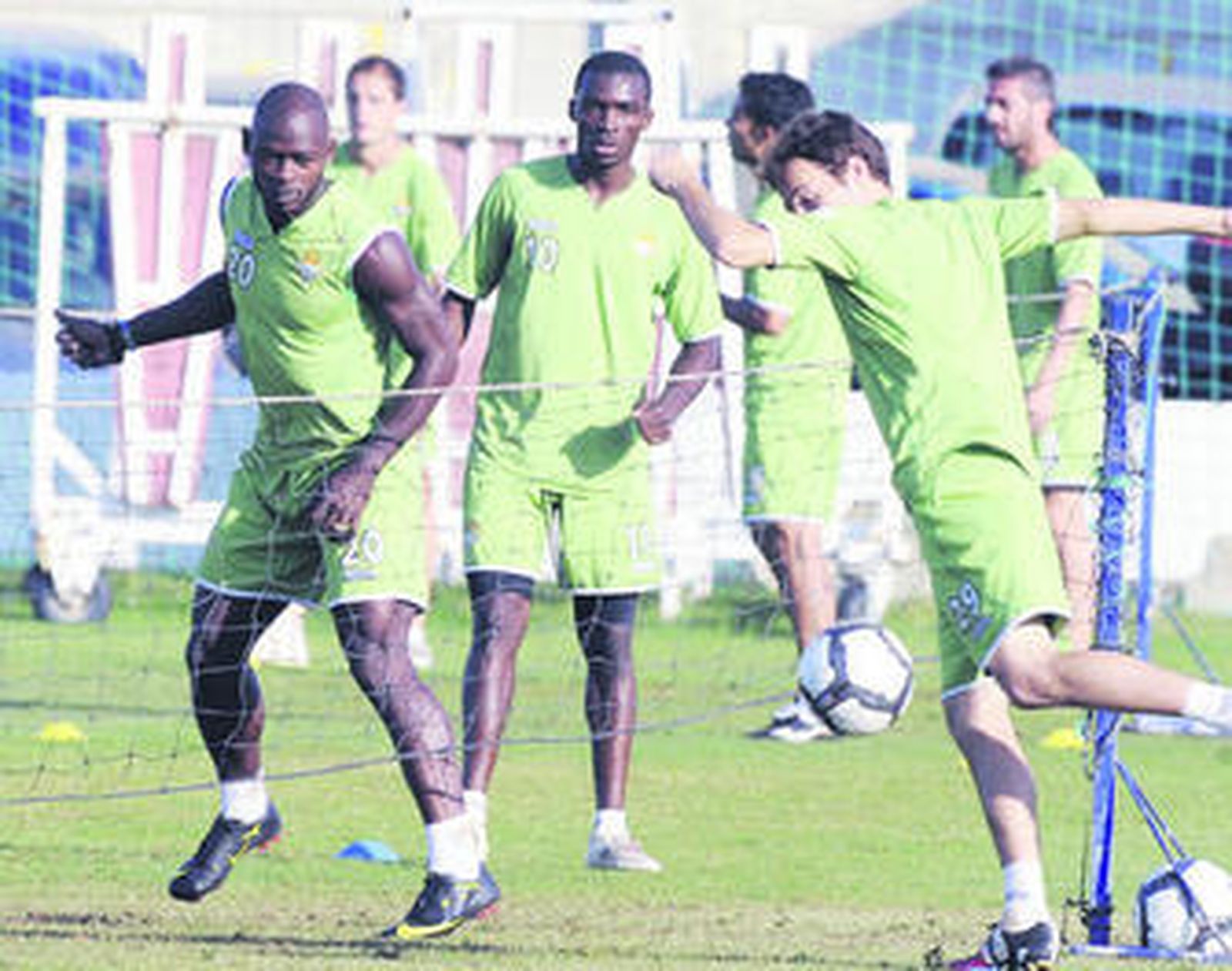 Emana, Sunny y Rodri, que podrían regresar al once, juegan al fútbol-tenis.