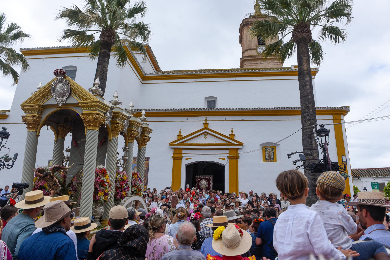 El paso de las Hermandades de El Rocío por Villamanrique, en imágenes