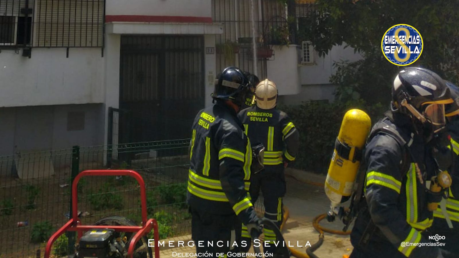 Los Bomberos, en la puerta del bloque.