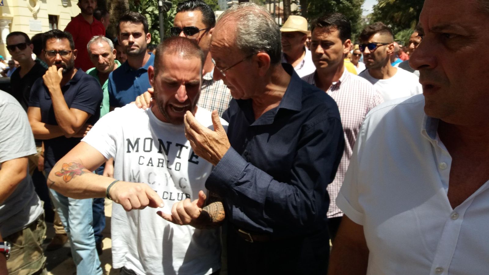 Un taxista discute con el alcalde de Málaga, Francisco de la Torre, durante la asamblea convocada ayer.