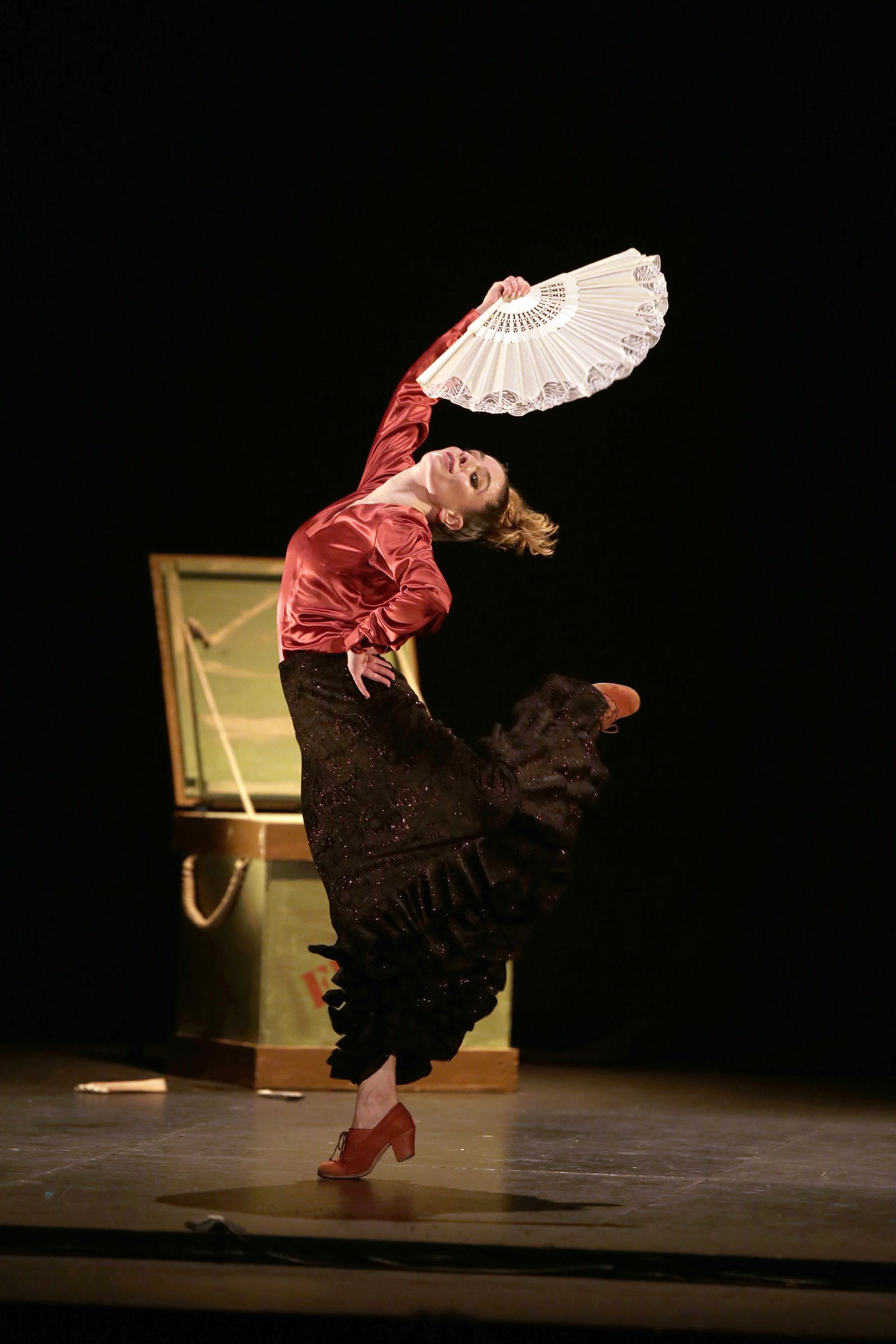 Sara Calero mueve con soltura el abanico en el espectáculo 'Petisa Loca', en Sala Compañía.