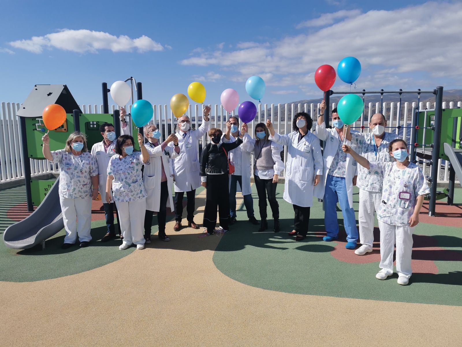 Tradicional suelta de globos con motivo del Día Internacional del Cáncer Infantil