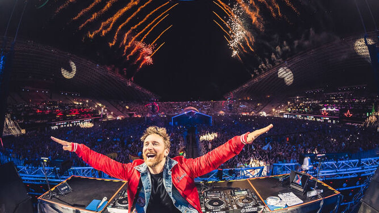 David Guetta, en un momento de pirotecnia y luces, durante su show