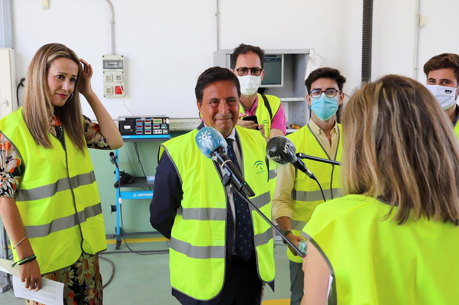 Imágenes de la Estación de Inspección Técnica de Vehículos (ITV) tras la visita de Bella Verano y Francisco José Delgado,  director general de Veiasa