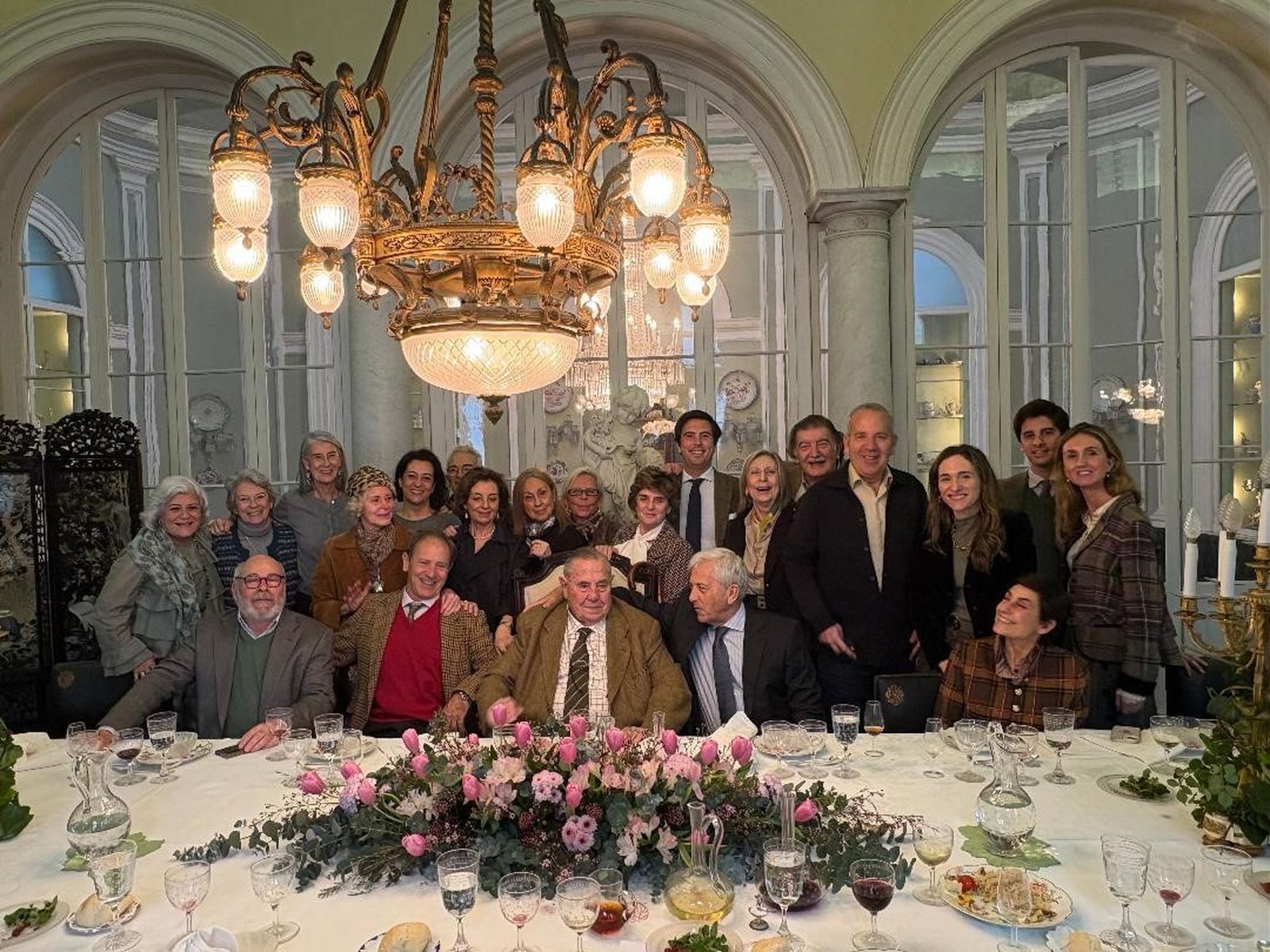 Luis de Mora-Figueroa con Cristo Temblador, Paco Muñoz de Arenillas, Magdalena Delgado, Fernando Casas, Bibiana González-Gordon, Carmen Príes, María Leyva, Inma Gutiérrez, Blanca Rivero, Inés Álvarez-Ossorio, Antonio Bueno, Lourdes Dorado, Arturo y Pipo Fernández-Palacios, Inés Domecq, Esther Cuadrado, Juana Busatil y Pedro y Arturo Fernández-Palacios.