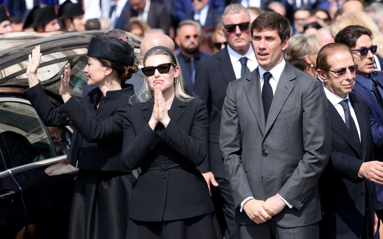 De izquierda a derecha, Eleonora, Barbara, Luigi, Paolo y Pier Silvio Berlusconi en el funeral de su padre