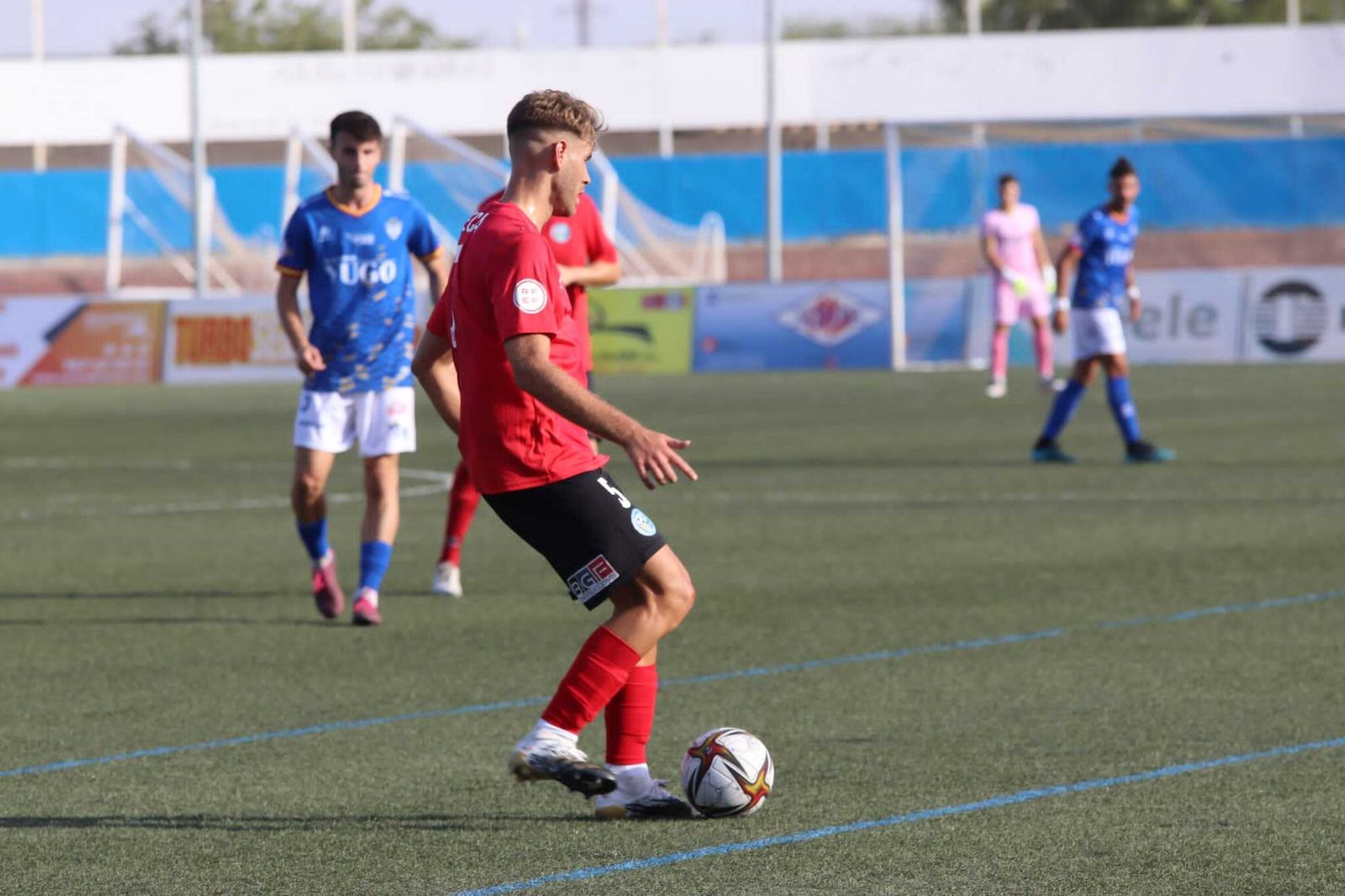 Checa, en un patido.