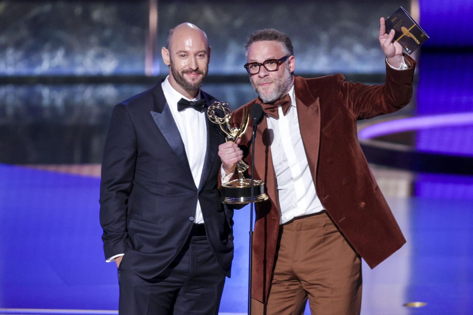 Evan Goldberg y Seth Rogen, creadores y productores de 'The Studio' con el Emmy a mejor comedia