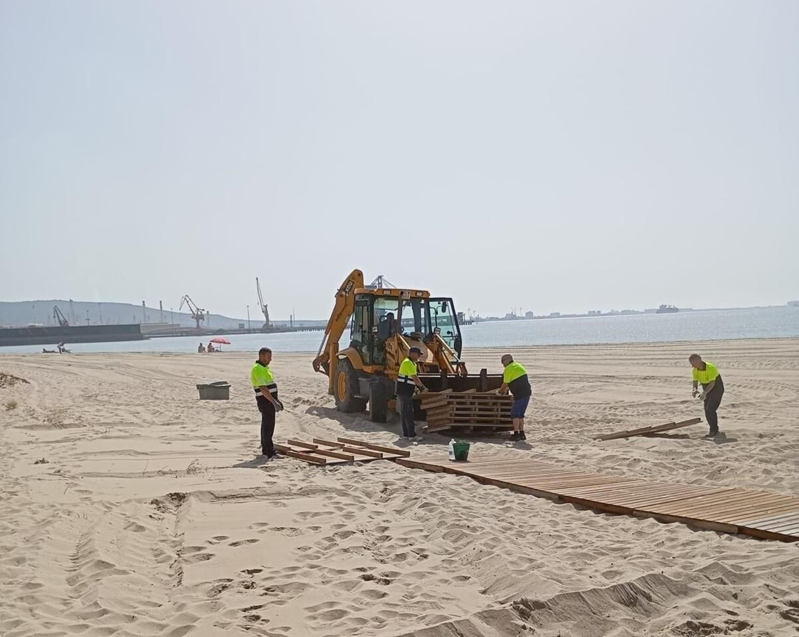 Operarios municipales están instalado las distintas pasarelas de madera que atraviesan la playa de Palmones. Operarios municipales están instalado las distintas pasarelas de madera que atraviesan la playa de Palmones.